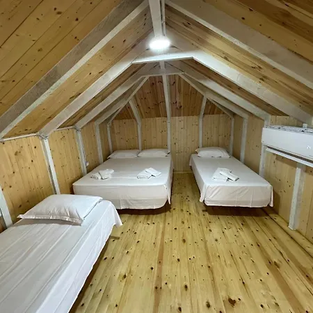 Pensión Meti Wooden Krujë